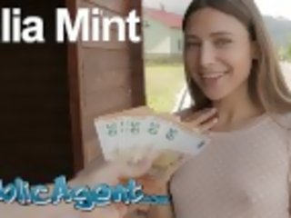 Публічний агент брюнетка talia mint відстій і трахає на відкритому повітрі