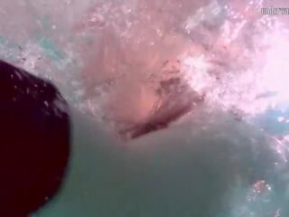 Pływanie basen uwodzicielski nastolatka piękno nikita vodorezova