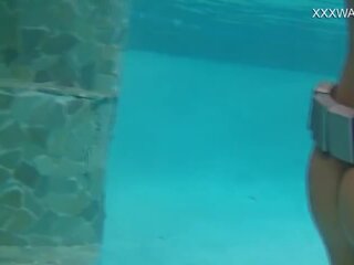 Húngara miúda nora shmandora fica orgasmos em o piscina