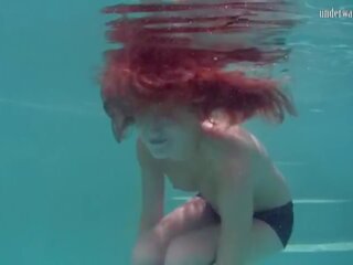 Fascinante debaixo de água ruiva nikita vodorezova