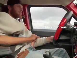 Două super bărbați masturband-se în the masina