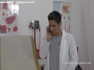 טרי רופאים examines swain